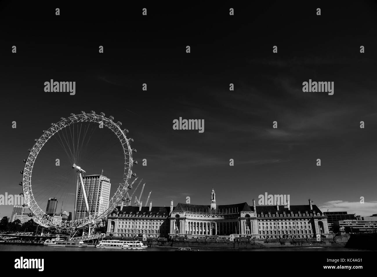 Schwarz-weiß-Bild des London Eye im Sommer Stockfoto