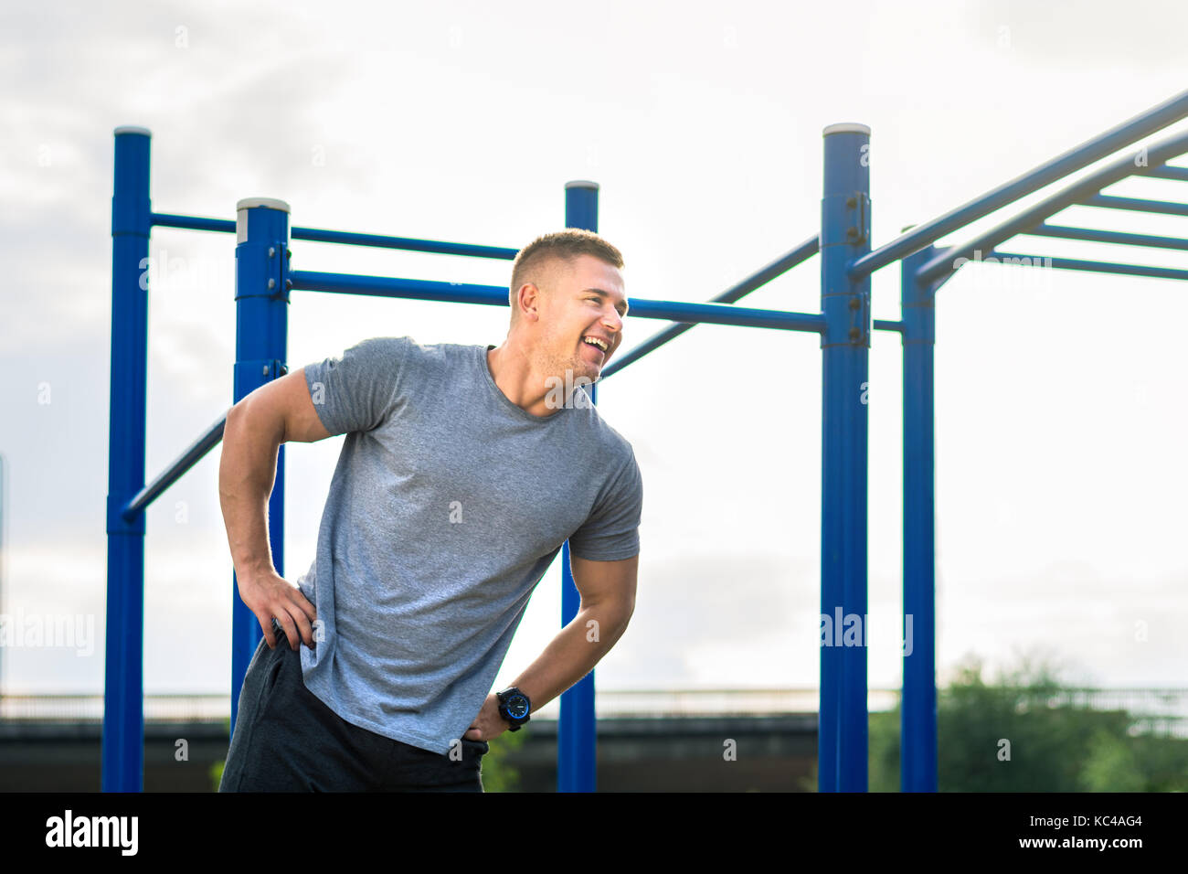 Man Strecken, bevor eine Straße Training im Freien Stockfoto