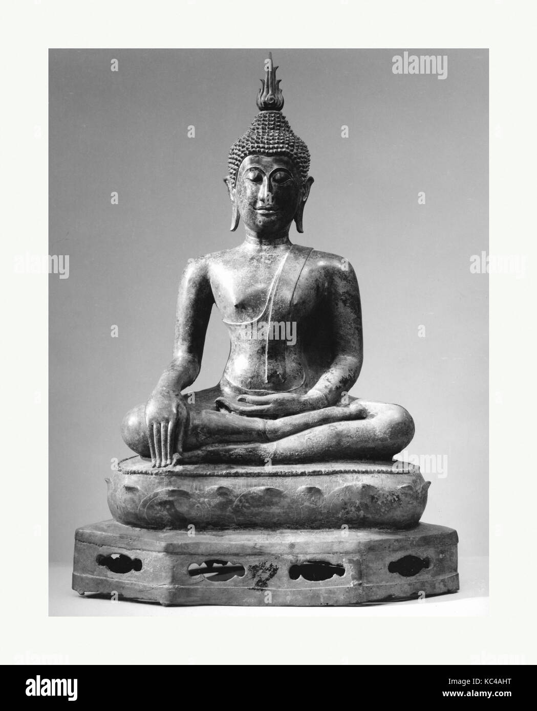 Sitzender Buddha, 16. Jahrhundert, Thailand, Bronze, H., 29 5/8 in. (75,2 cm), Gr. W. 19 3/4 in. (50,2 cm), Gr. Durchm. 12 1/2 in. (31.8 Stockfoto