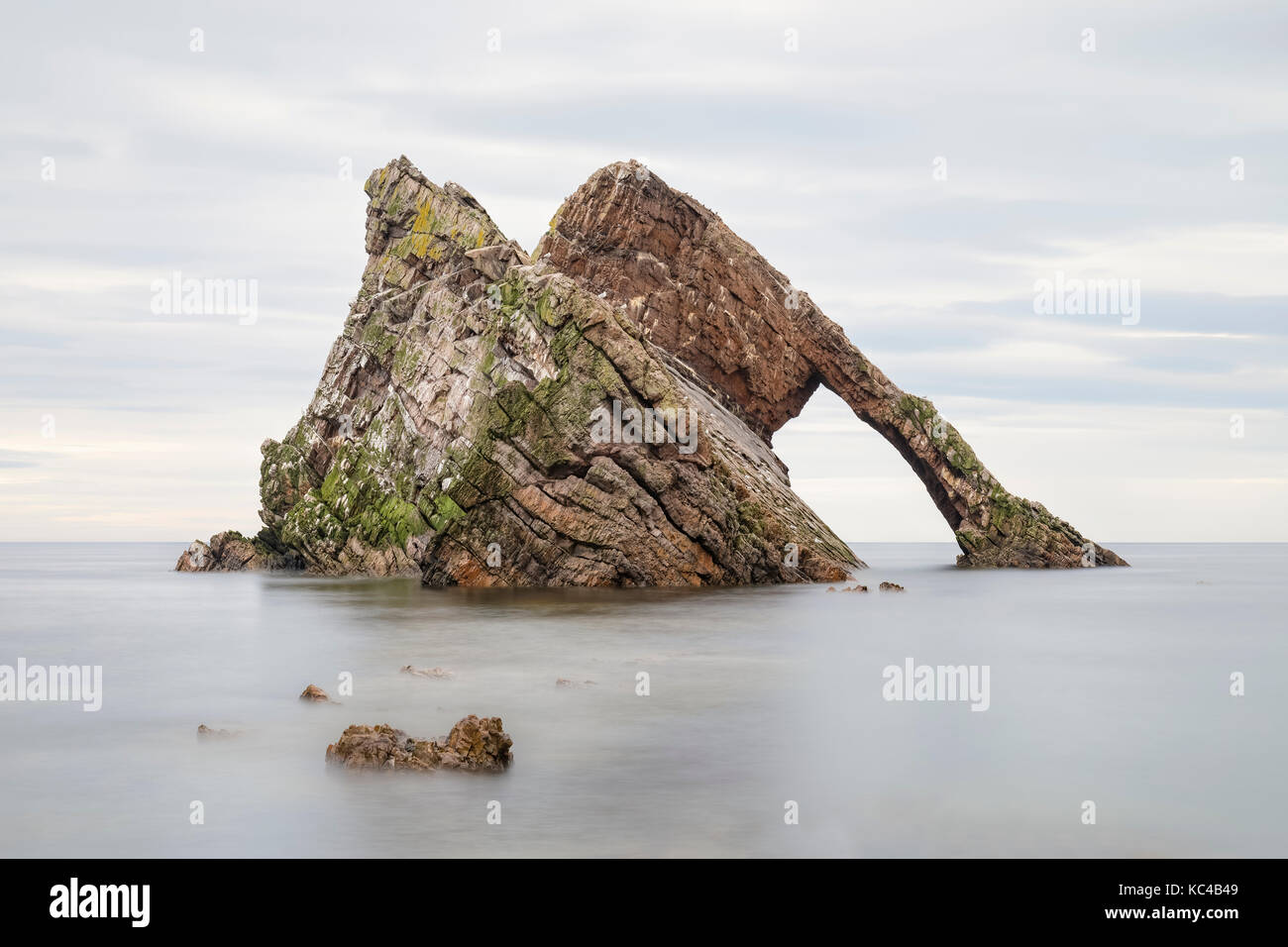 Bogen Sie Geige Rock, Portknockie, Moray, Schottland, Vereinigtes Königreich Stockfoto