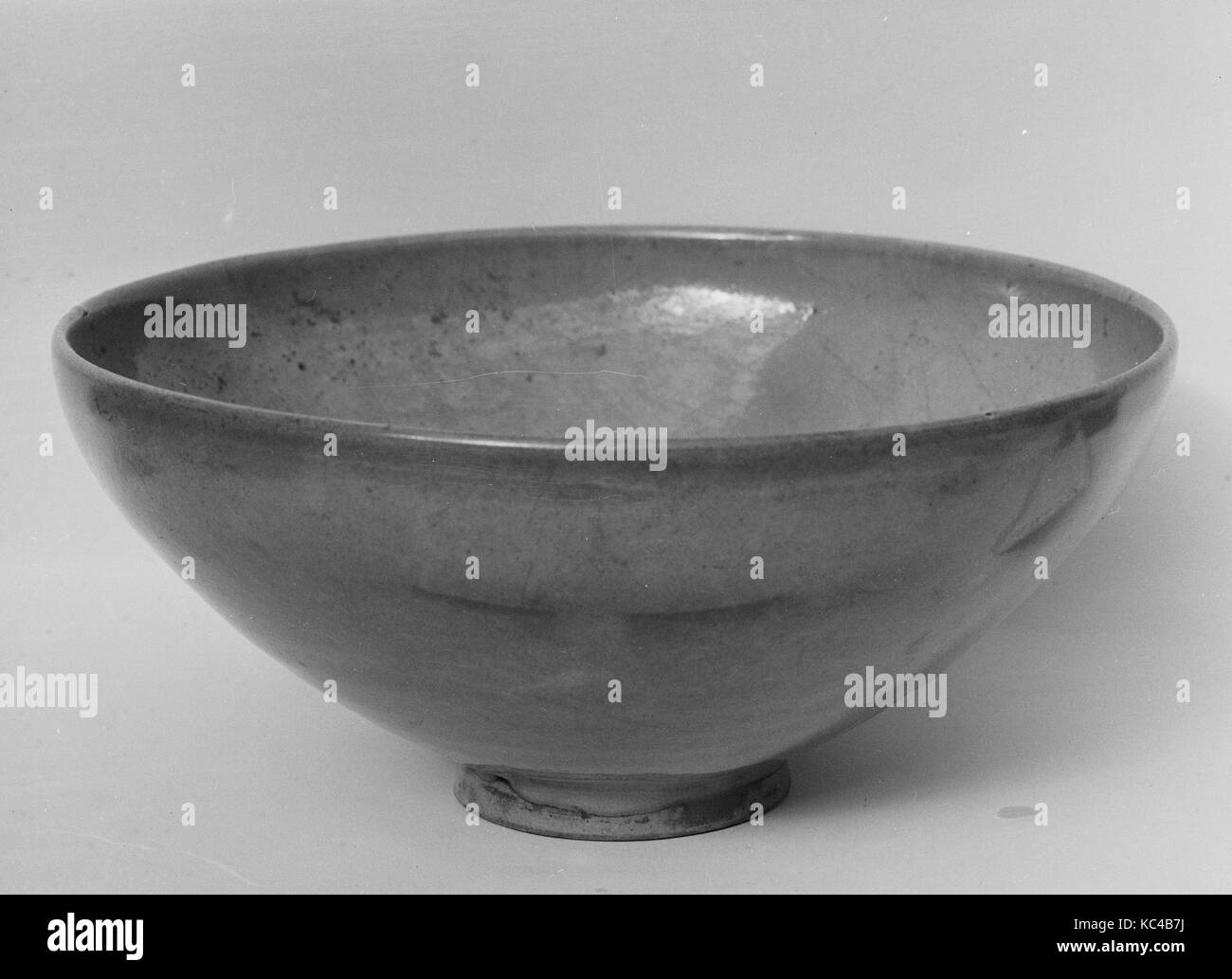 Schüssel, Song Dynastie (960 - 1279), China, Keramik (Jun Ware), H.4. (10,2 cm); Durchm. 8 7/8 in. (22,5 cm), Keramik Stockfoto