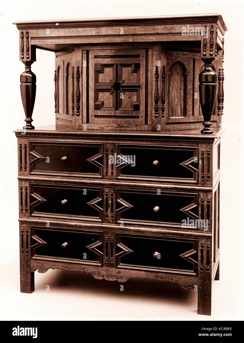 Schrank, Ca. 1699, wahrscheinlich in Salem, Massachusetts, USA, US-amerikanischen, Eiche, Ahorn, Kastanie, Tulip poplar, 60 x 44 Stockfoto