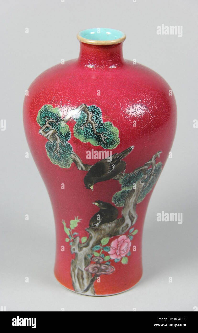 Vase, Qing Dynastie (1644 - 1911) und Qianlong Mark und Zeitraum (1736-95), Ende 18. Jahrhundert, China, Porzellan in gebrannte Glasur noch mal überglasieren lackiert Stockfoto