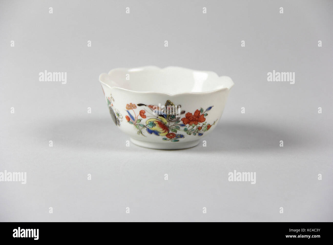 Schale, Qing Dynastie (1644 - 1911) und Qianlong Periode (1736-95), China, Porzellan gemalt in gebrannte Glasur noch mal überglasieren Famille rose Emaillen, H.1 3/8 Stockfoto