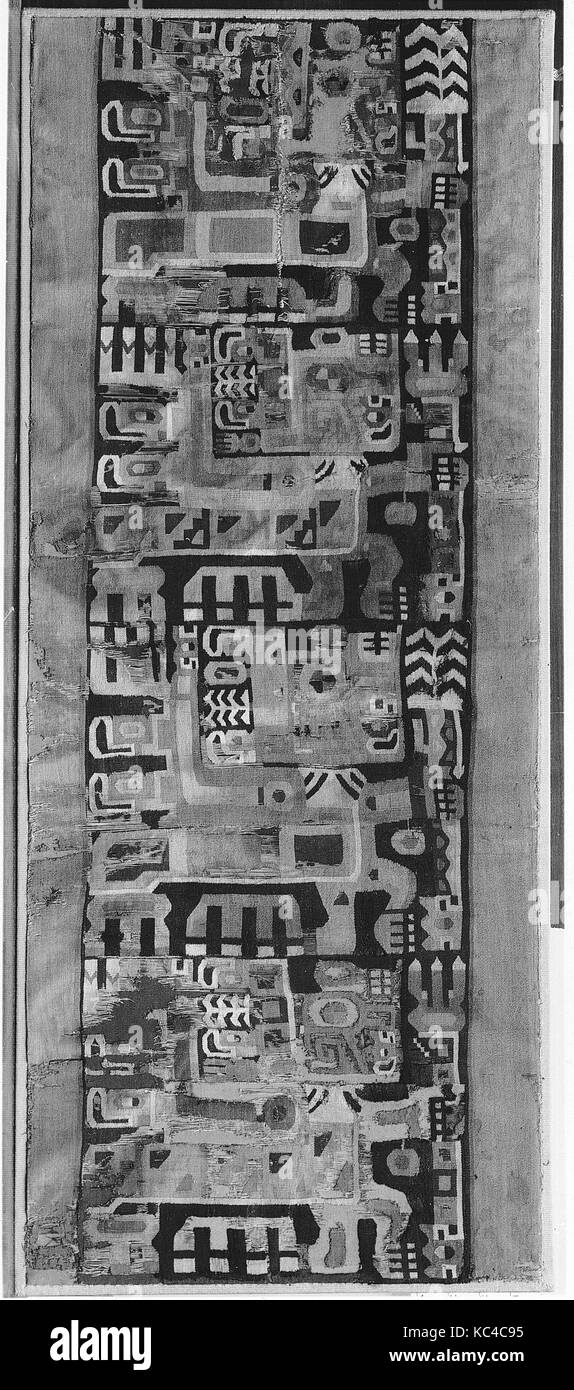 Tunika Fragment, 7.-9. Jahrhundert, Peru, Wari, Camelid Haar, Baumwolle, Gesamt: 17 x 41 cm. (43.18 x 106.05 cm), Textiles-Woven Stockfoto
