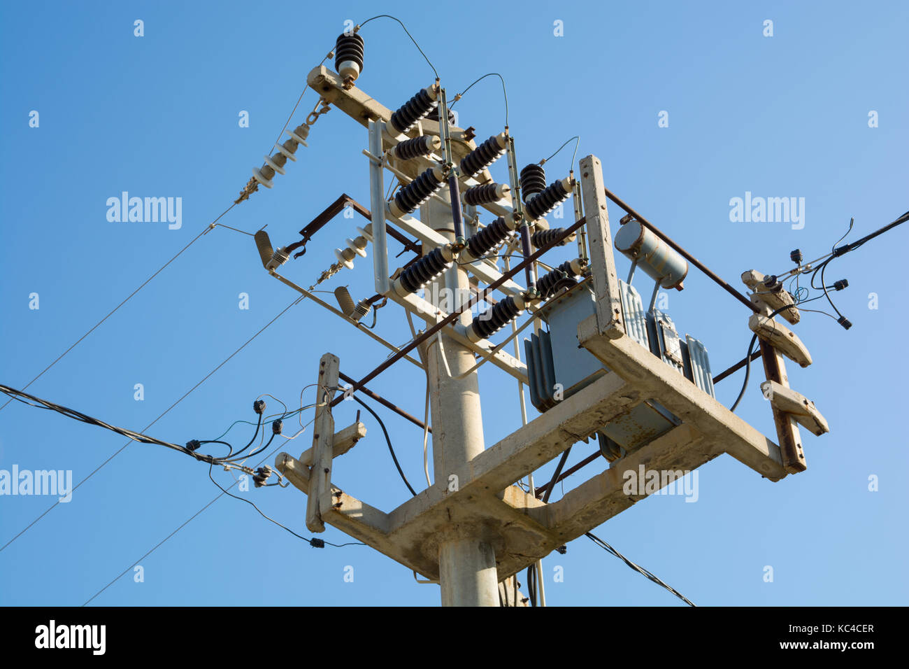 Kleine Trafo auf der elektrischen Pole. Stadt, Strom Stockfoto