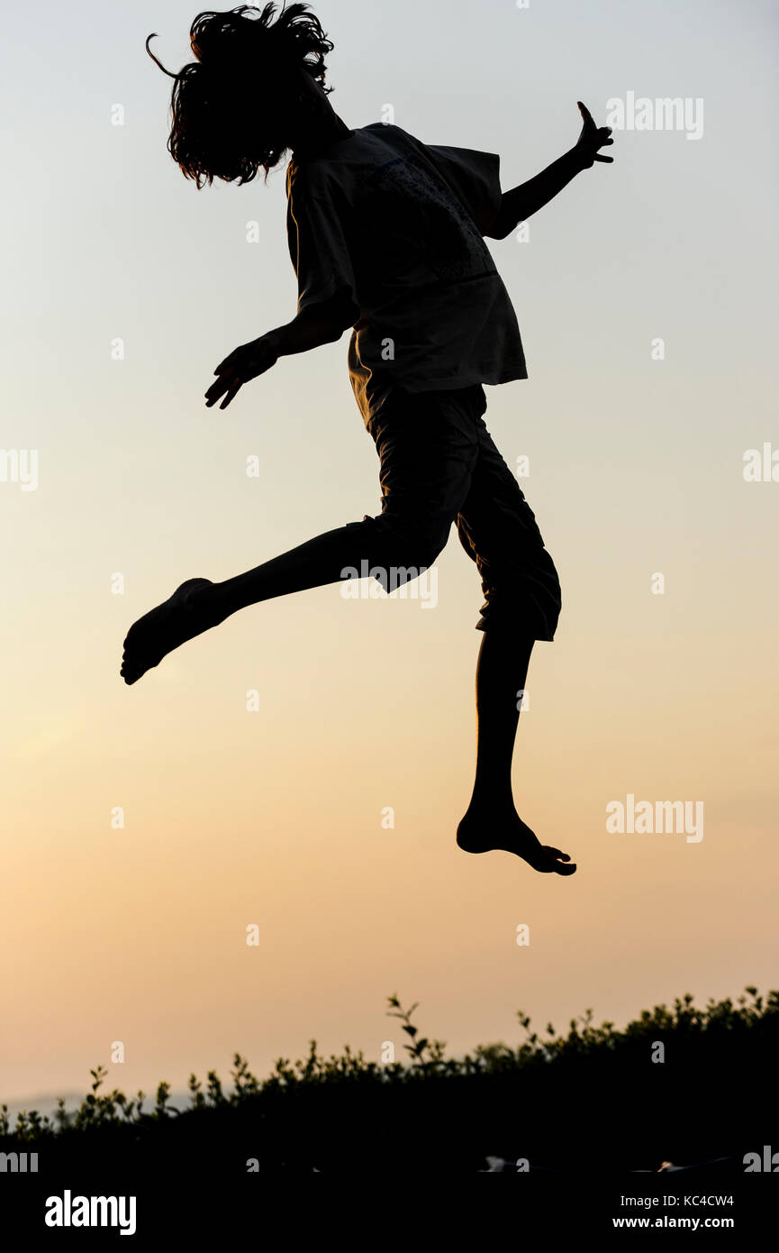 Deutschland, Junge, springen auf Trampolin, Silhouette Stockfoto