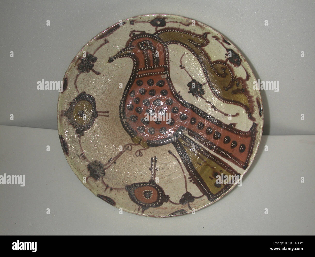 Schüssel mit Vogel- und Blumen, 10. Jahrhundert, im Iran, Amul, Steingut, weißen Slip mit mehrfarbigem slip Dekoration unter Stockfoto