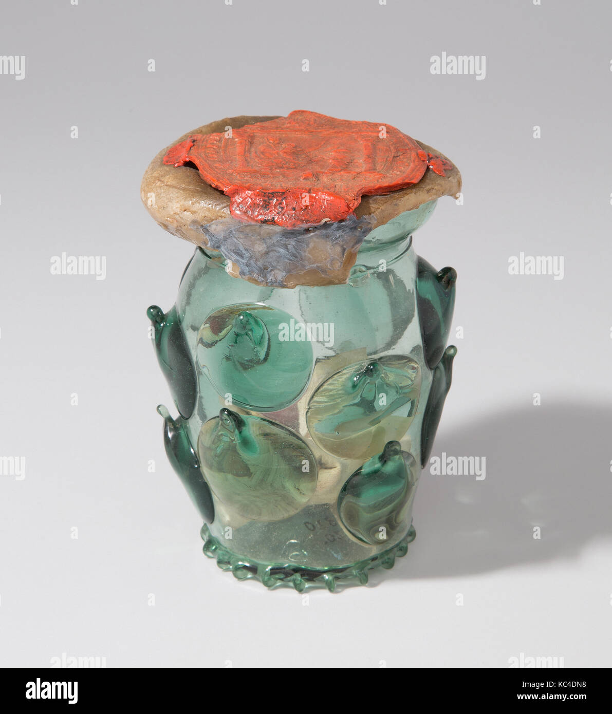 Reliquiar Becher (krautstrunk), Ende des 15. Jahrhunderts, Deutsch, Frei mundgeblasenem Glas mit angewandte Dekoration; Wachs, Seide, Leinen und Tinte Stockfoto