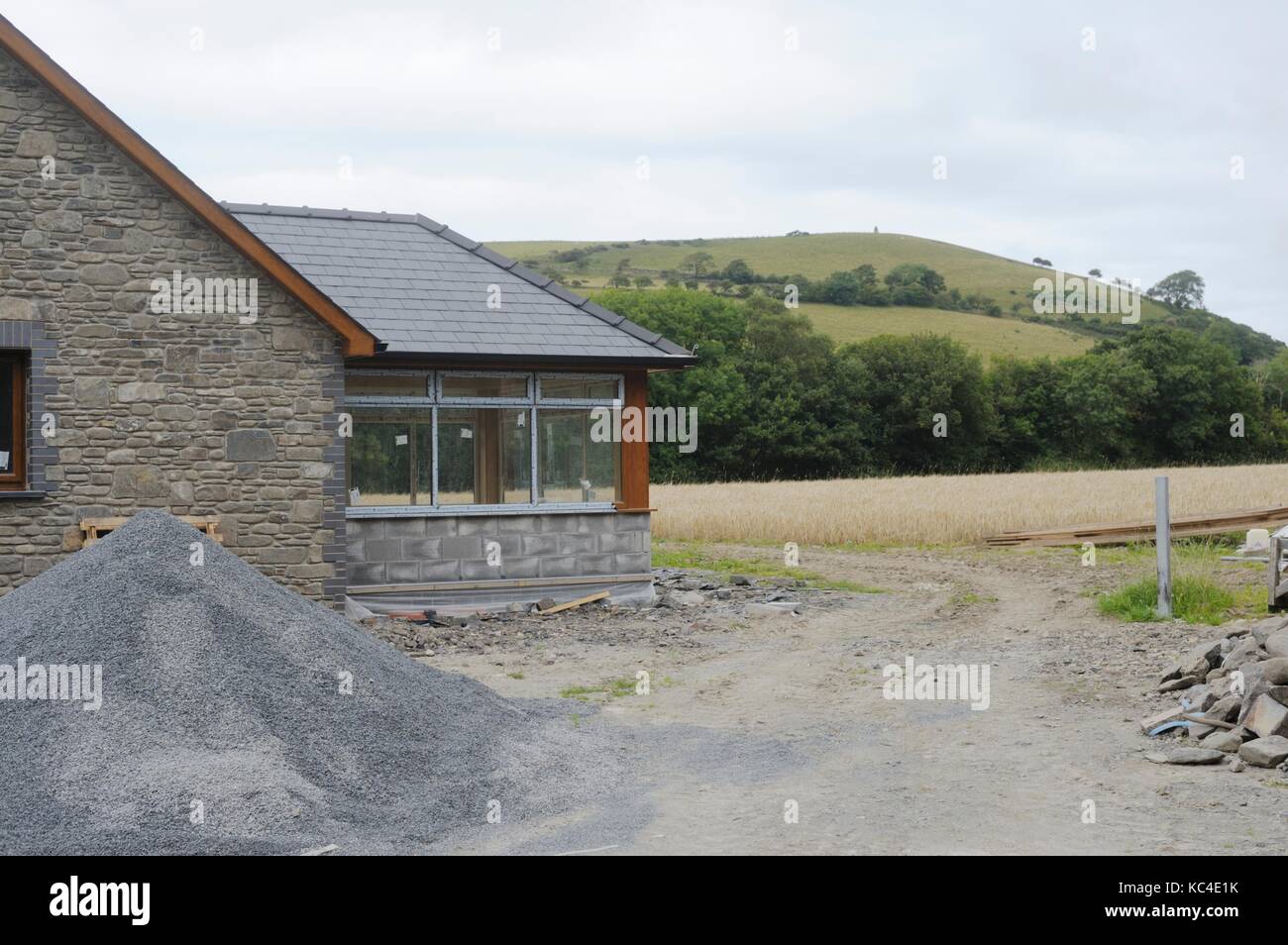 Bau eines ländlichen Enterprise Wohnung auf landwirtschaftlichen Flächen, grünen Wiese, Llanrhystud, Wales, UK. Stockfoto