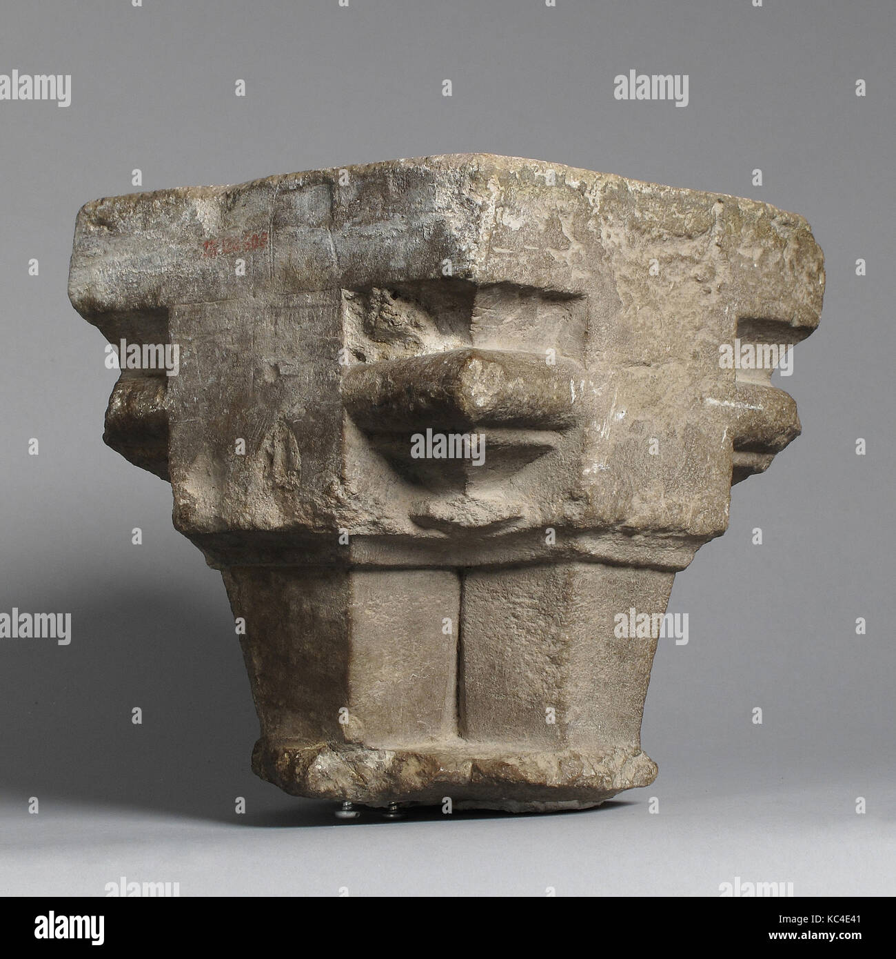 Kapital, 14. Jahrhundert, Französisch, weißen Stein, Insgesamt: 10 1/8 x 6 1/2 in. (25,7 x 16,5 cm), Sculpture-Architectural Stockfoto