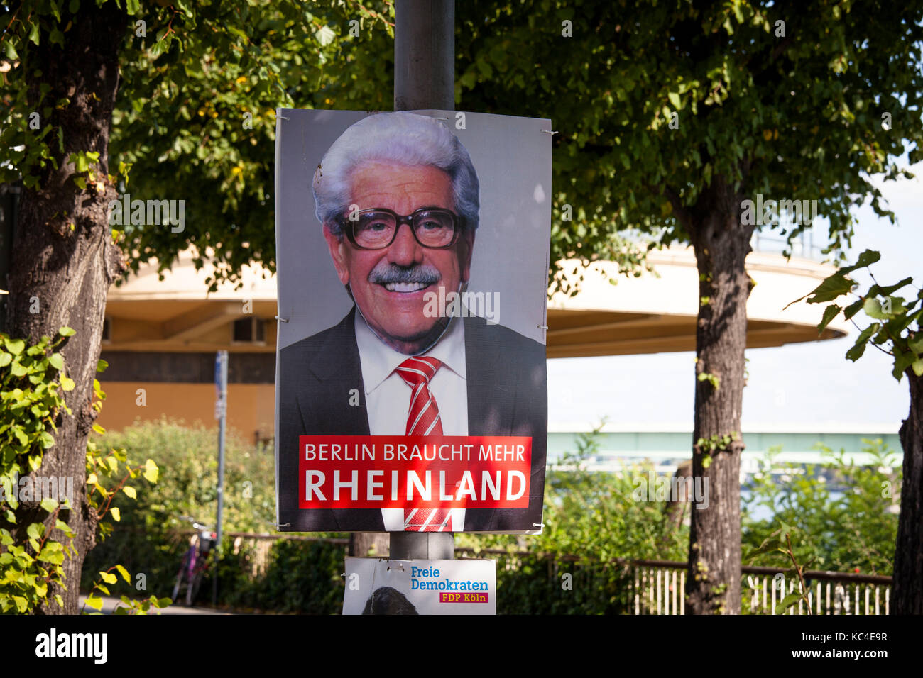 Deutschland, Köln, ein Joker hat ein SPD-Wahlplakat auf der Straße Konrad-Adenauer-Ufer mit einem Foto des populären Schauspielers Willy Millowitsch überdeckt. Stockfoto