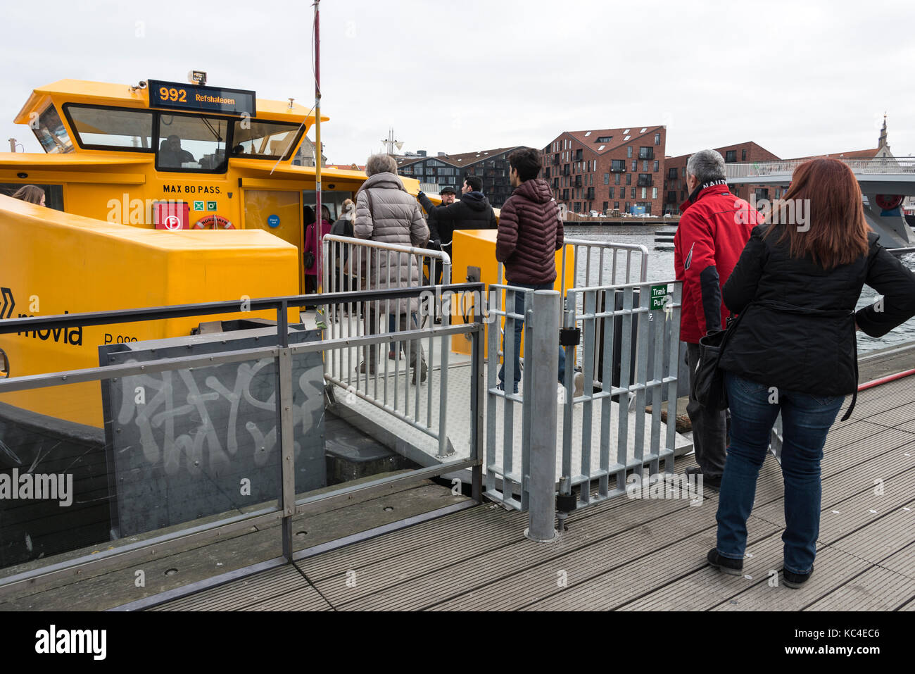 Fußpassagiere, die in einen der gelben Hafenbusse von Kopenhagen (Københavns Havnebusser) einsteigen, dienen als Nahverkehrsfähre für die Länge der t Stockfoto