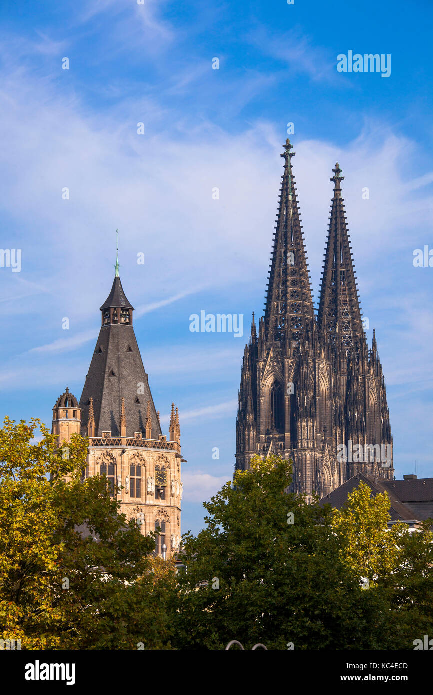 Deutschland, Köln, der Turm des historischen Rathauses in der Altstadt und der Dom. Deutschland, Köln, Rathausturm in der Altstad Stockfoto
