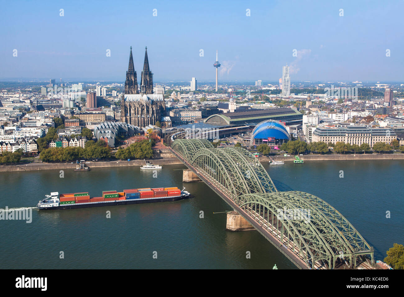 Deutschland, Köln, Blick vom Dreiecksturm im Stadtteil Deutz über den Rhein zur Stadt mit Dom, Hohenzollernbrücke, Musik Stockfoto