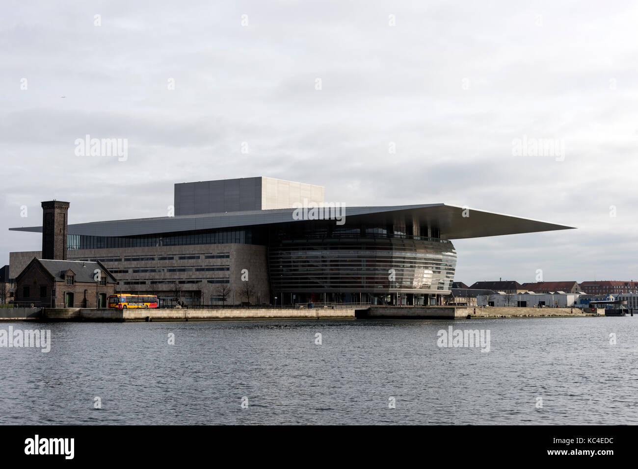 Der Royal Danish Opera House (Operaen pa Holmen) an den Ufern der Hafen von Kopenhagen in Kopenhagen, Dänemark. Stockfoto