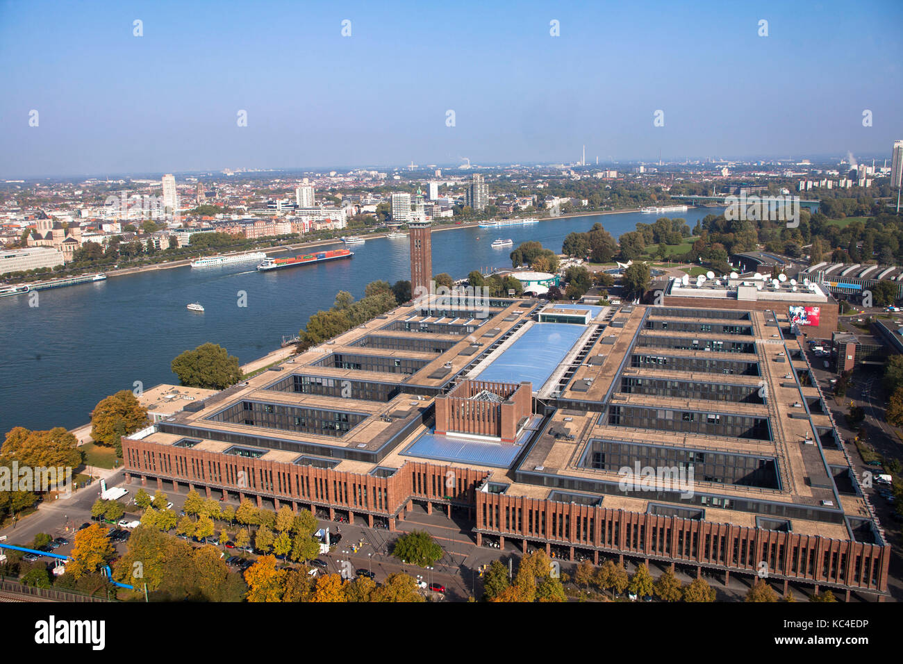 Deutschland, Köln, Blick vom Dreiecksturm im Stadtteil Deutz auf die historischen Rheinhallen, unter anderem die Medienlandschaft Stockfoto