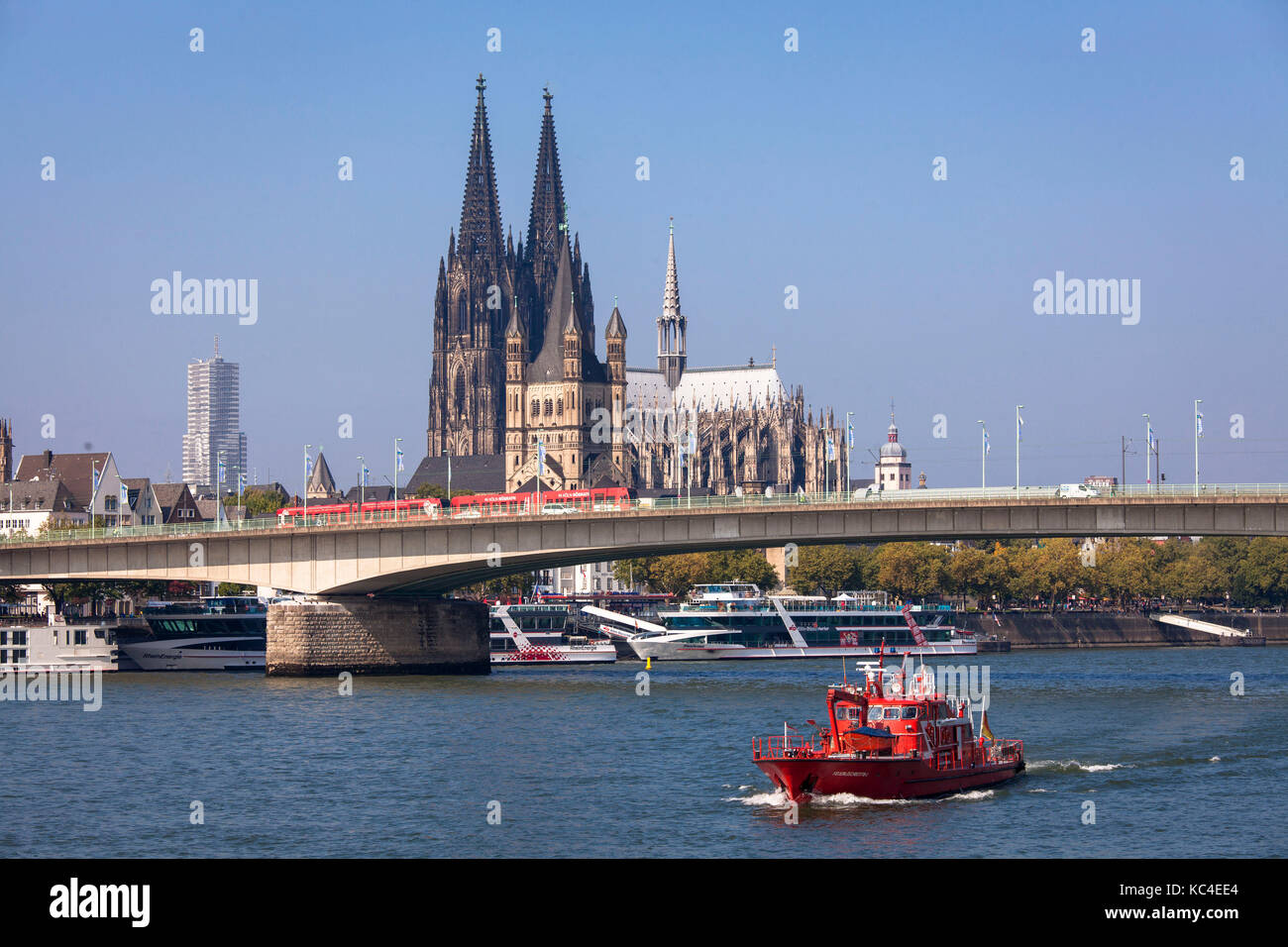 Deutschland, Köln, ein Feuerwehrboot auf dem Rhein vor dem Dom und der Kirche Groß St. Martin. Deutschland, Köln, ein Feuerlo Stockfoto