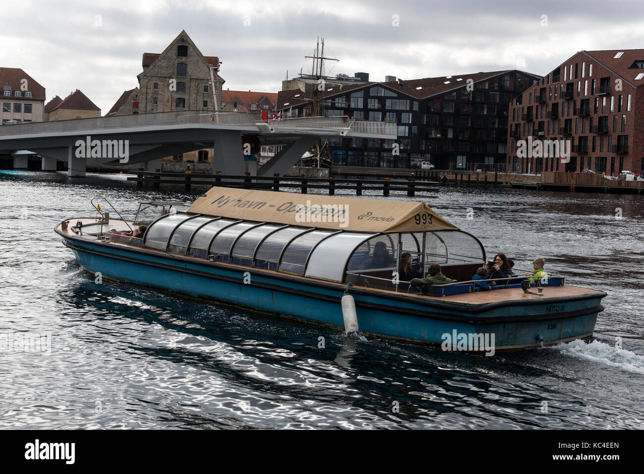 Ein pendler Fähre verkehrt zwischen dem Opernhaus (operaen) und auf den Hafen von Kopenhagen Nyhavn in Kopenhagen, Dänemark. Stockfoto