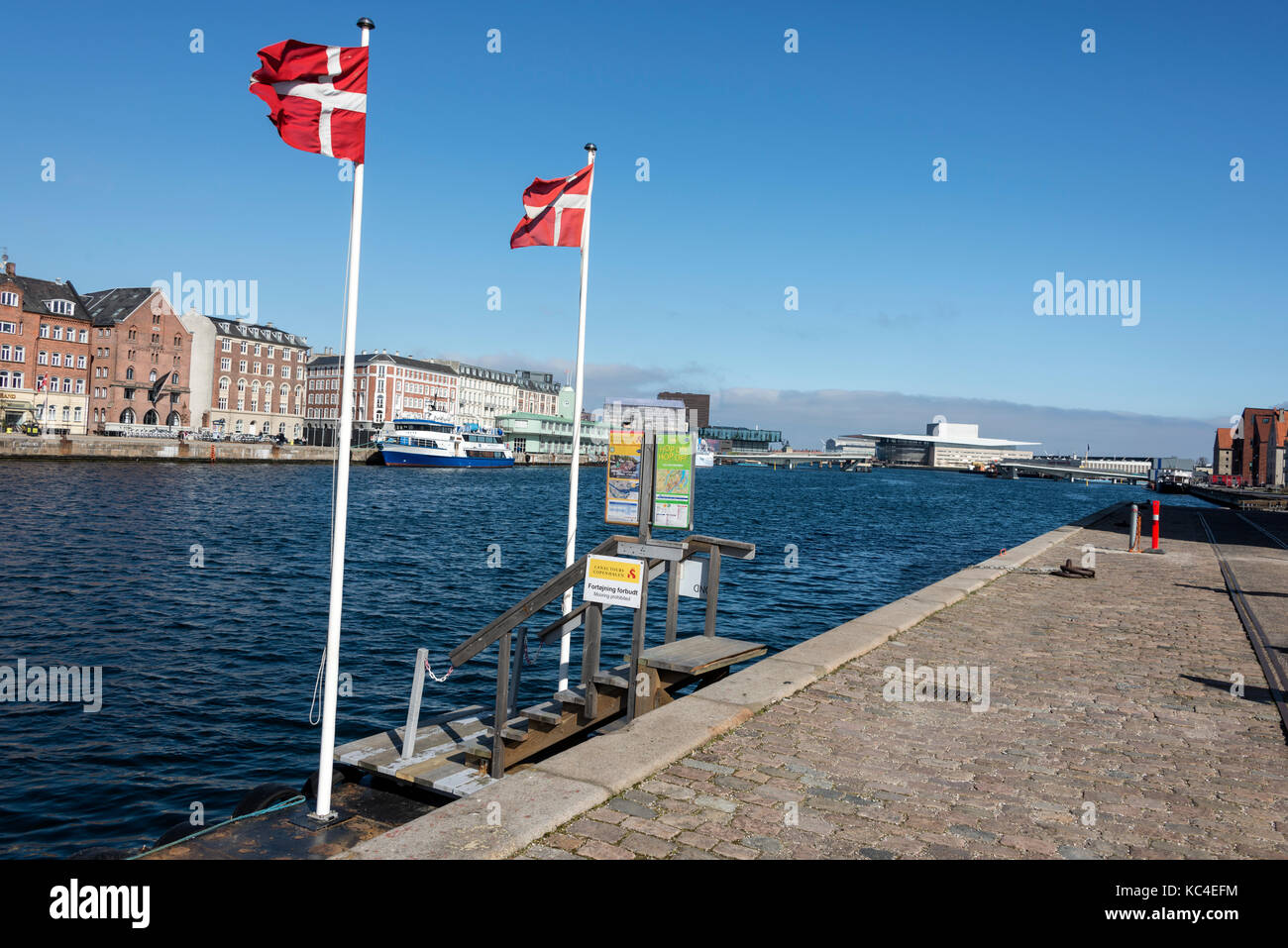 Auf der Seite von Christianshavn Kopenhagener Hafen an der Royal Danish Opera House in Dänemark Stockfoto