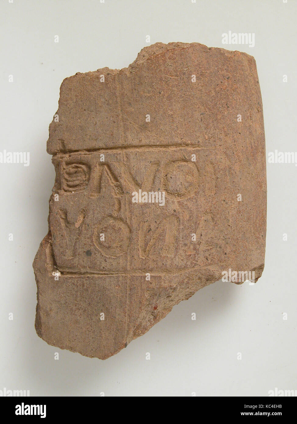 Töpferei Fragment mit Inschrift, 4. - 7. Jahrhunderts, in Kharga Oase gemacht, Byzantinische Ägypten, koptische, Steingut mit Eindruck Stockfoto