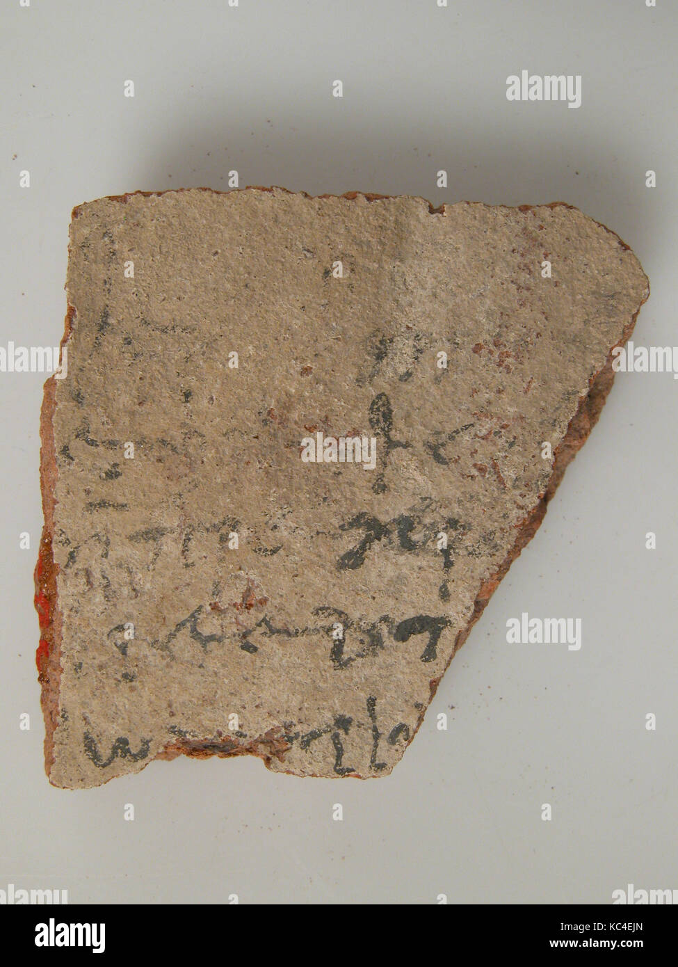 Ostrakon, 4. - 7. Jahrhunderts, in Kharga Oase gemacht, Byzantinische Ägypten, koptische, Töpferei Fragment mit Tinte Beschriftung, Gesamt: 1 5/8 Stockfoto