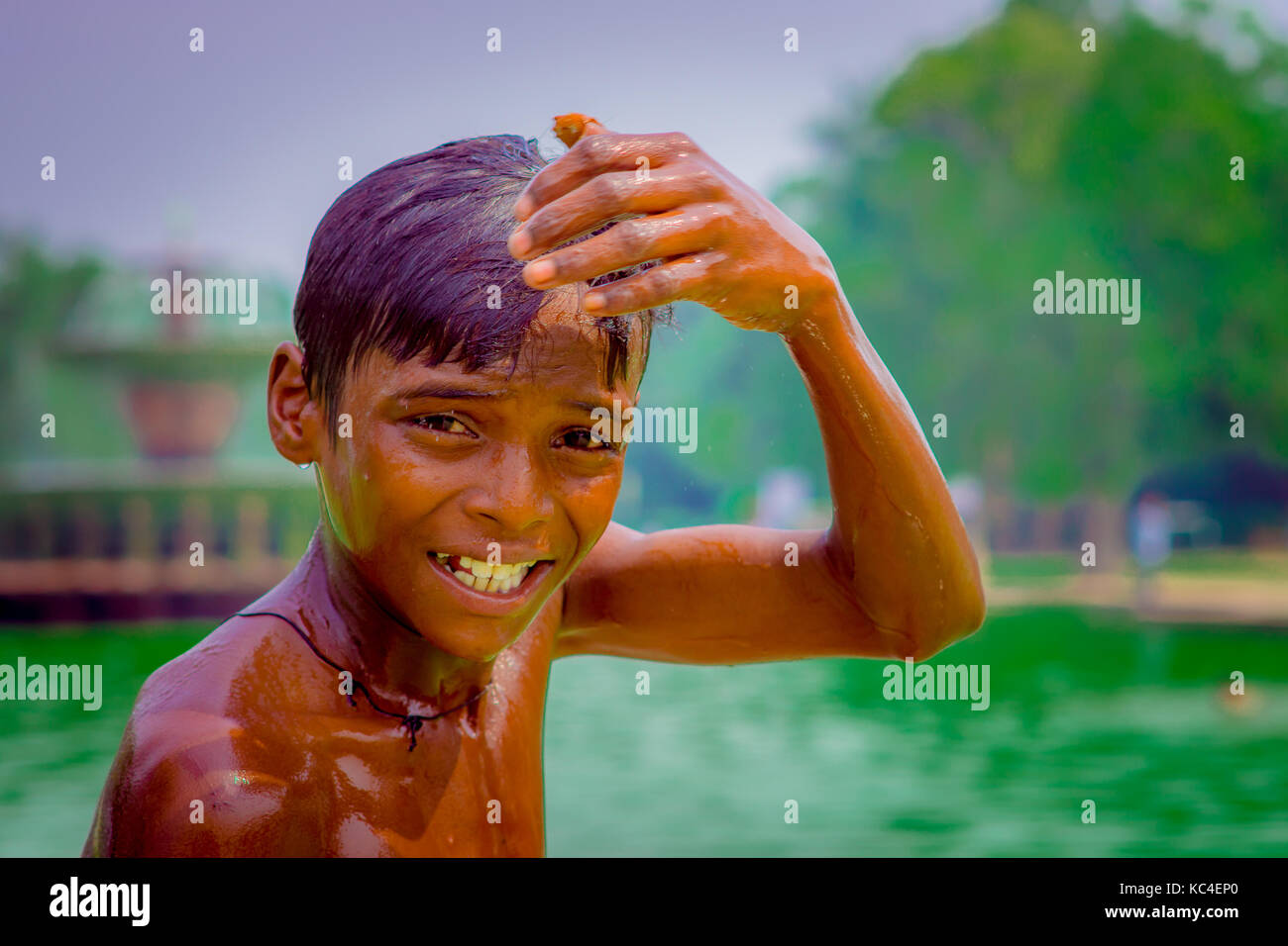 Delhi, Indien - 16. September 2017: Portrait von bis von nicht identifizierten lächelnd indischer Junge, berühren Sie seinen Kopf mit der Hand und die Kamera, in Delhi Stockfoto