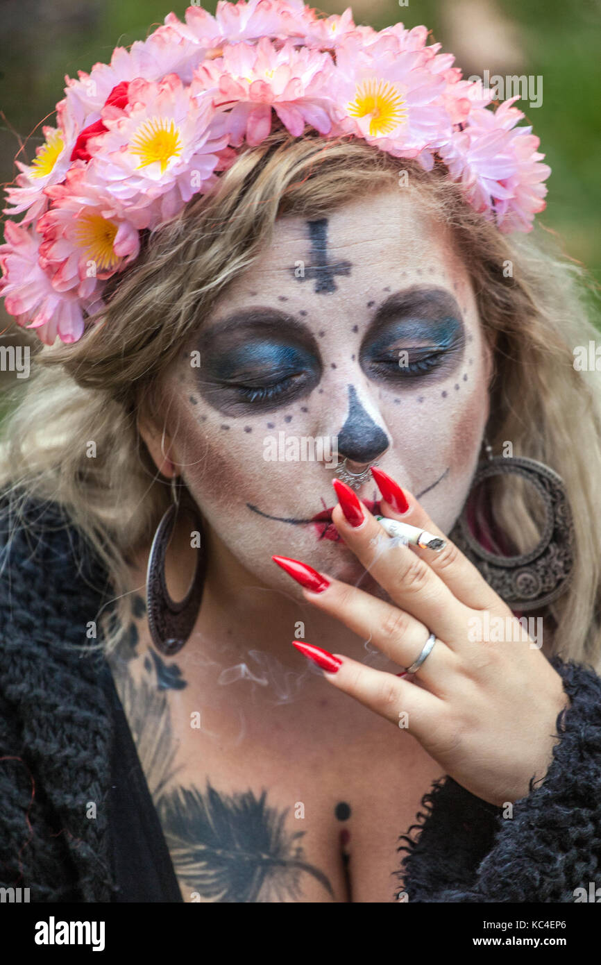 Junge Frau in einer Maske, Tag der Toten, Dia de Los Muertos, Frau, die eine Zigarette raucht, Prag, Tschechische Frau Kranz Stockfoto