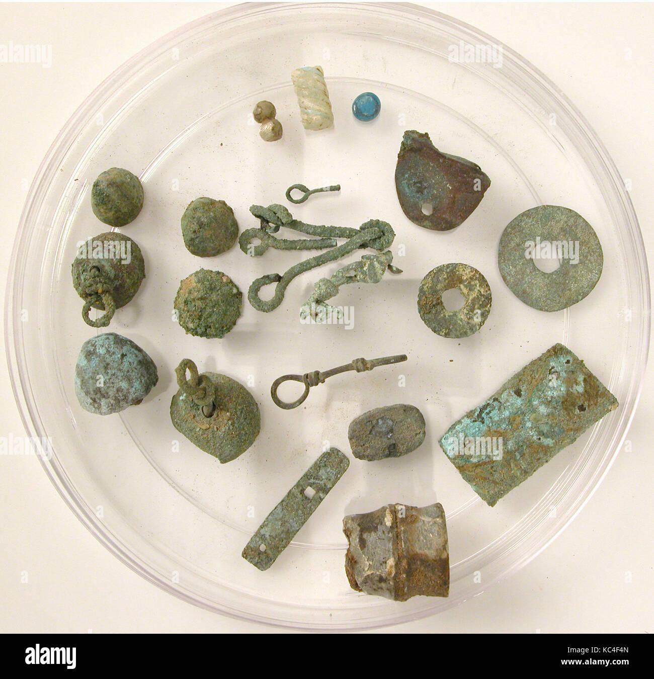 Fragmente, 4. - 7. Jahrhunderts, in Kharga Oase gemacht, Byzantinische Ägypten, koptische, Kupferlegierung und Glas, Speicher (petrischale Durchm.): 5. Stockfoto