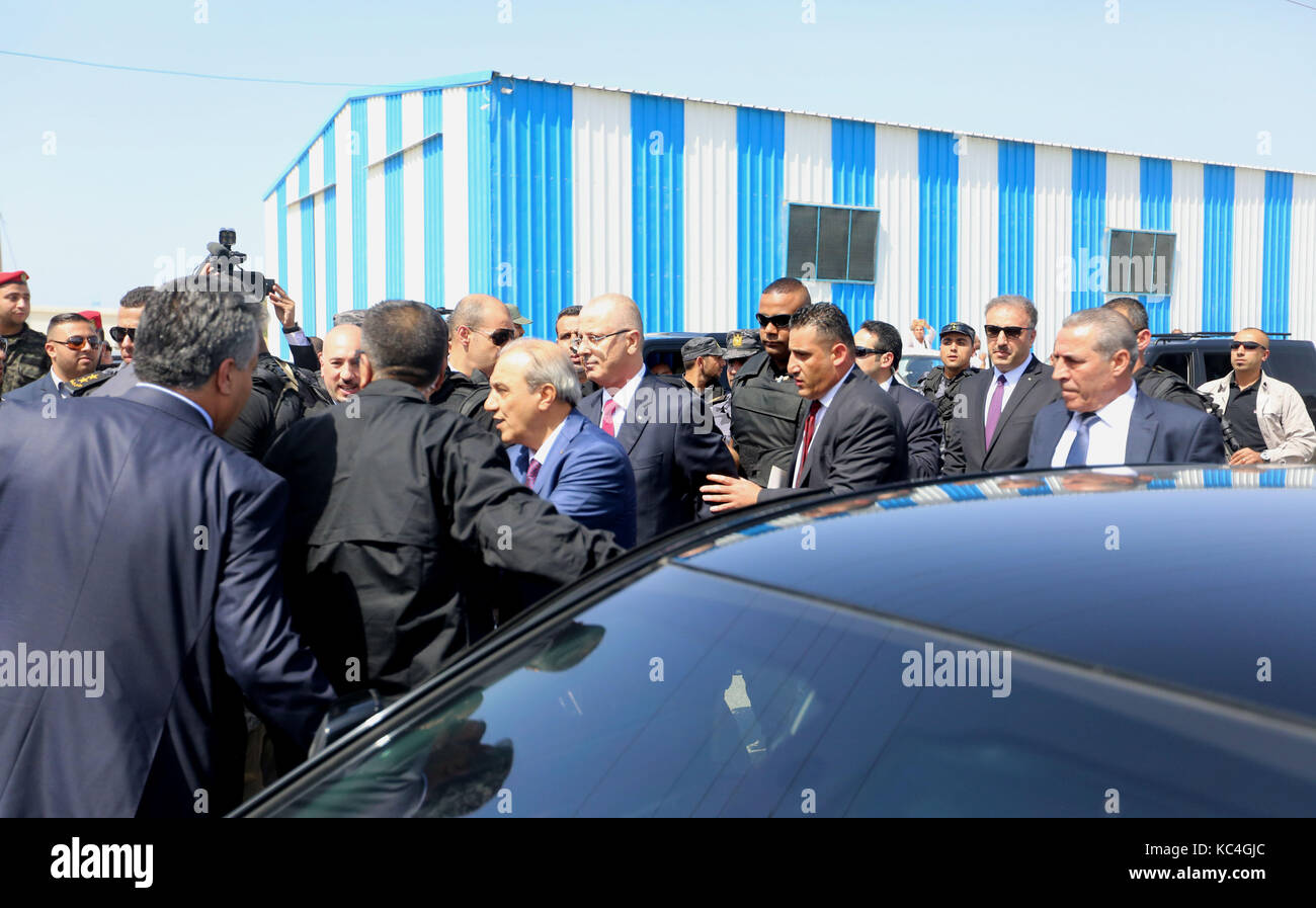 Gaza-Stadt, Gazastreifen, Palästinensische Autonomiegebiete. Oktober 2017. Der palästinensische Ministerpräsident Rami Hamdallah ist von Sicherheitsfragen umgeben, als er am 2. Oktober 2017 am Grenzübergang Erez im nördlichen Gazastreifen ankommt. Hamdallah ist auf seinem ersten Besuch im Gazastreifen, um Gespräche zu führen, die eine Annäherung zwischen der Fatah und den Herrschern der Enklave sicherstellen sollen.Hamas Quelle: Atia Darwish/APA Images/ZUMA Wire/Alamy Live News Stockfoto