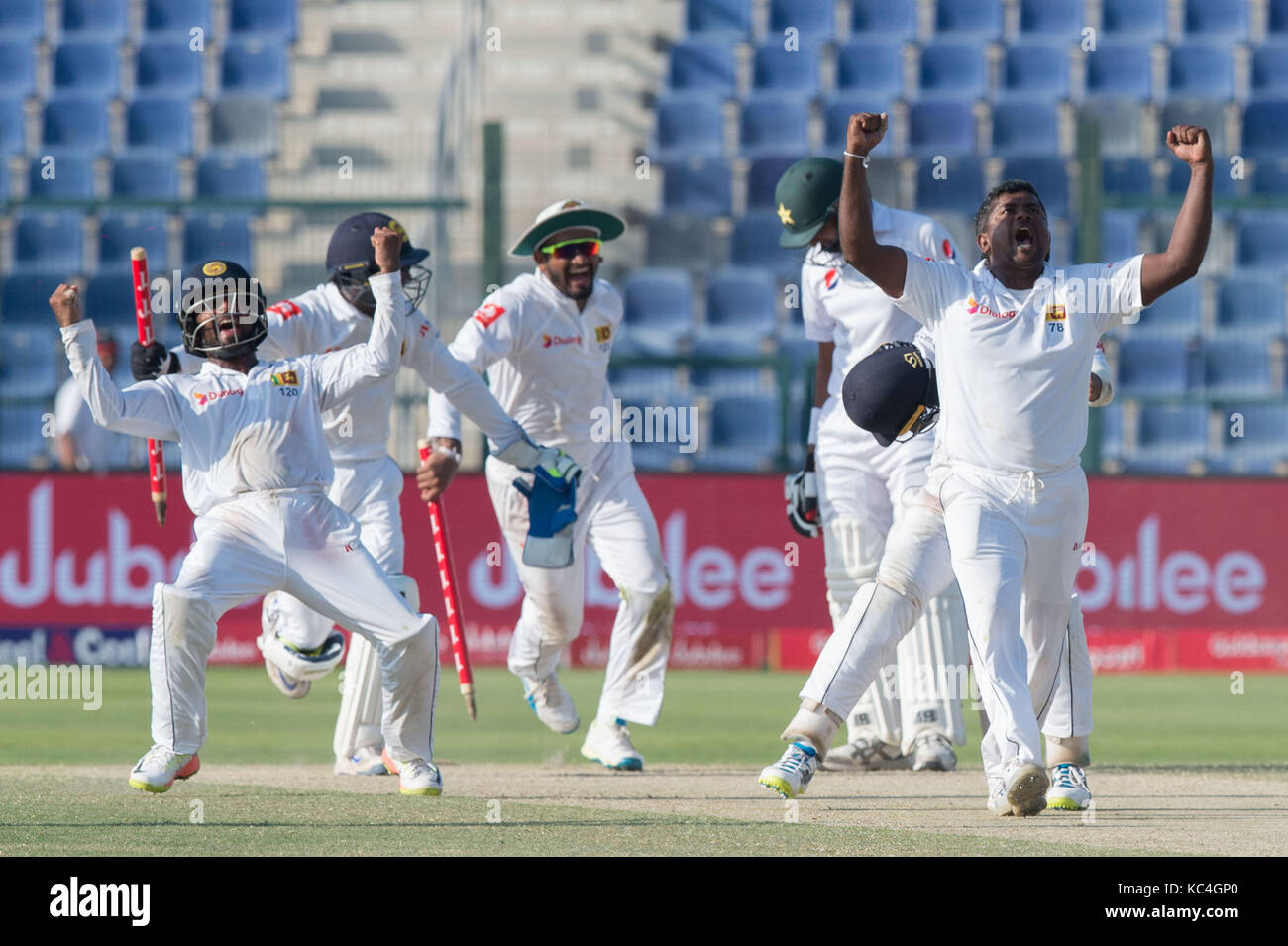 Abu Dhabi, VAE. 2. Okt 2017. Sri Lanka feiert die endgültige Wicket von Mohammad Abbas der erste Test zwischen Pakistan und Sri Lanka an der Sheikh Zayed Stadion am 2. Oktober 2017 in Abu Dhabi, Vereinigte Arabische Emirate Quelle: isuru Peiris/Alamy Leben Nachrichten zu gewinnen Stockfoto