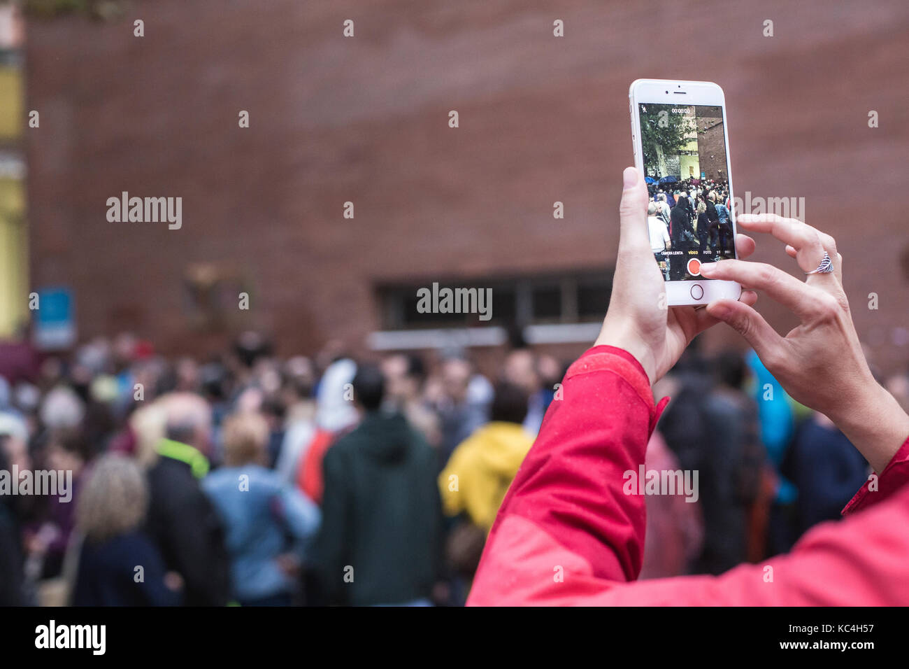 Barcelona, Spanien. 1. Okt 2017. Wähler Fotos, während die Wähler ihre Schule Schutz werden von der Polizei in Barcelona, 1. Oktober 2017 Credit: David Ortega Baglietto/Alamy leben Nachrichten Stockfoto