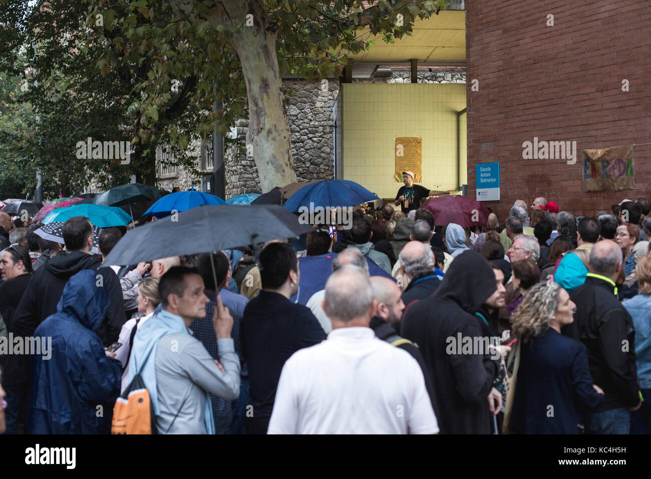 Barcelona, Spanien. 1. Okt 2017. Menschen, die darauf warten unter dem rainning zu stimmen. Quelle: David Ortega Baglietto/Alamy leben Nachrichten Stockfoto