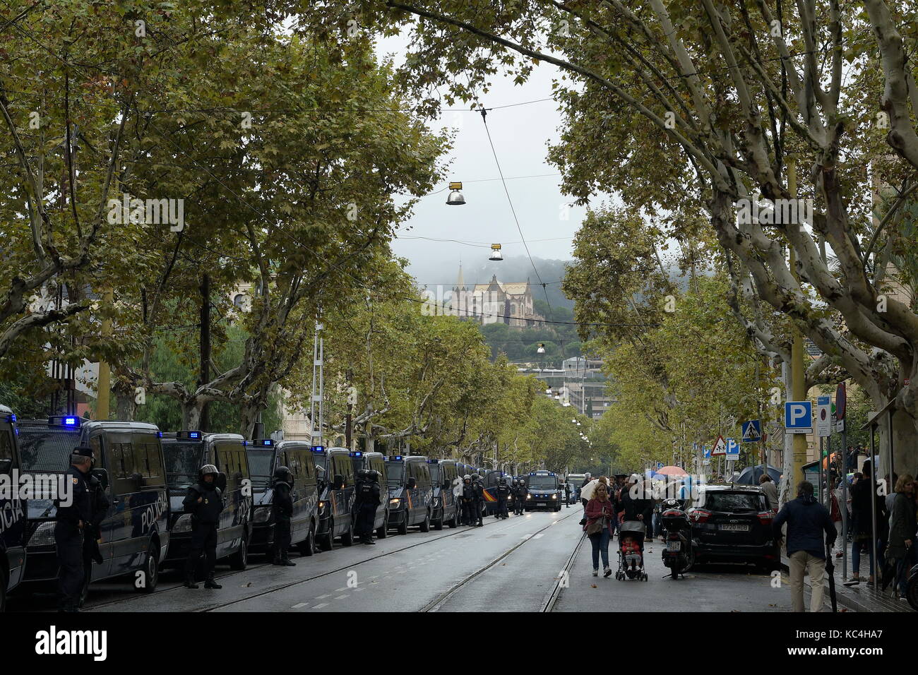 Barcelona, Spanien. 1. Okt. 2017. Die spanische Polizei versucht, die Eheschließung zu verhindern. Kredit: Franz Perc/Alamy Live News Stockfoto