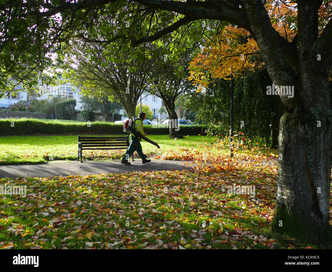 Newquay, Cornwall, England. 2. Okt 2017. UK Wetter. Herbst beginnt in Newquay wie die Blätter beginnen in der Nähe von Trenance See zu fallen. Credit: Nicholas Burningham/Alamy leben Nachrichten Stockfoto