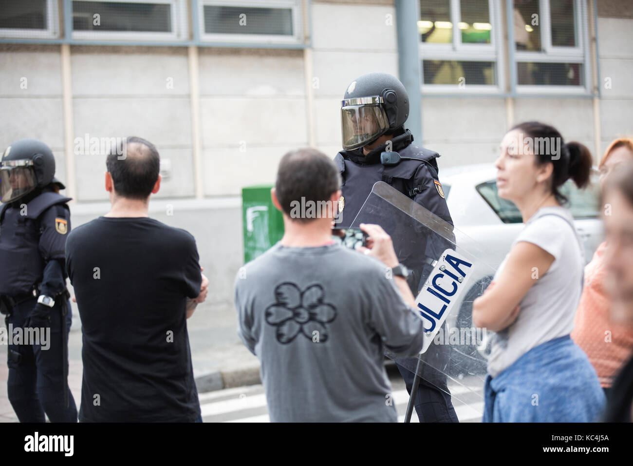 Barcelona, Spanien. 1. Okt 2017. Nationale Polizei unter Berücksichtigung der Wahlurne aus der Hochschulen und die Wähler für Sie protestieren. Quelle: David Ortega Baglietto/Alamy leben Nachrichten Stockfoto