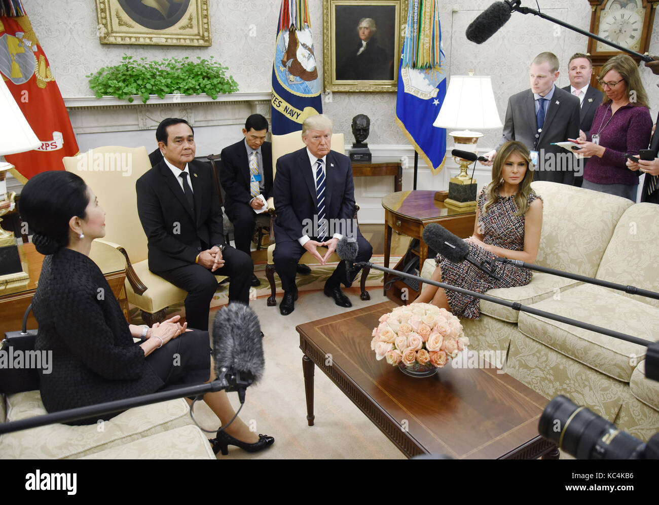 Washington, USA. 2. Okt 2017. Präsidenten der Vereinigten Staaten Donald J. Trumpf und die erste Dame Melania Trump willkommen Premierminister Prayut Chan-o-cha und Frau Chan-o-Cha von Thailand im Oval Office des Weißen Hauses in Washington, DC, 2. Oktober 2017. Credit: MediaPunch Inc/Alamy leben Nachrichten Stockfoto
