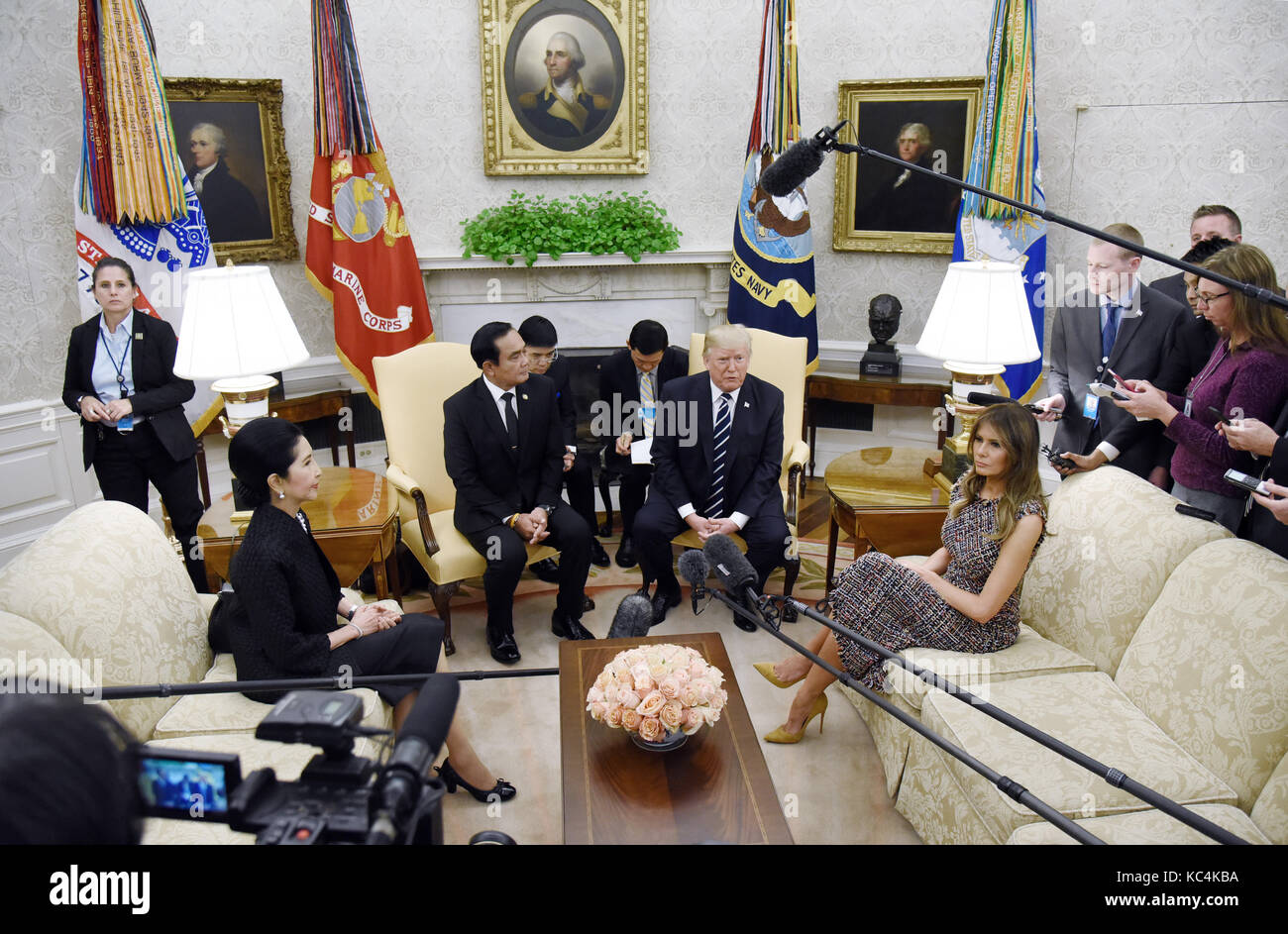 Washington, USA. 2. Okt 2017. Präsidenten der Vereinigten Staaten Donald J. Trumpf und die erste Dame Melania Trump willkommen Premierminister Prayut Chan-o-cha und Frau Chan-o-Cha von Thailand im Oval Office des Weißen Hauses in Washington, DC, 2. Oktober 2017. Credit: MediaPunch Inc/Alamy leben Nachrichten Stockfoto