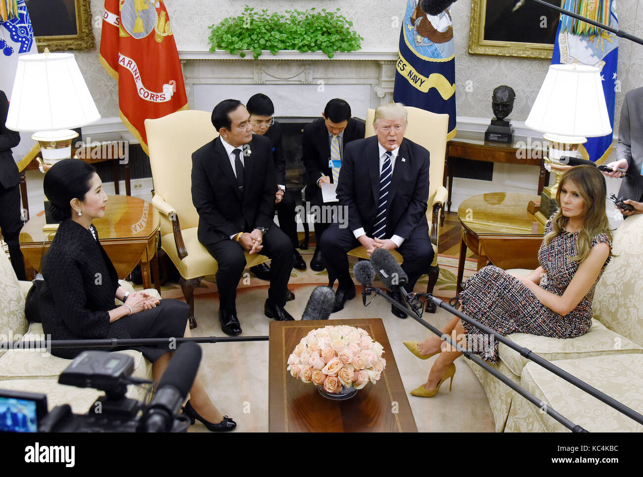 Washington, USA. 2. Okt 2017. Präsidenten der Vereinigten Staaten Donald J. Trumpf und die erste Dame Melania Trump willkommen Premierminister Prayut Chan-o-cha und Frau Chan-o-Cha von Thailand im Oval Office des Weißen Hauses in Washington, DC, 2. Oktober 2017. Credit: MediaPunch Inc/Alamy leben Nachrichten Stockfoto