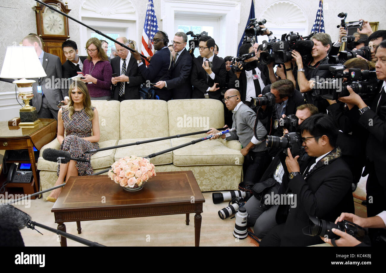 Washington, USA. 2. Okt 2017. First Lady Melania Trump sieht bei einem Treffen mit Premierminister Prayut Chan-o-cha und Frau Chan-o-Cha von Thailand im Oval Office des Weißen Hauses in Washington, DC, 2. Oktober 2017. Credit: MediaPunch Inc/Alamy leben Nachrichten Stockfoto