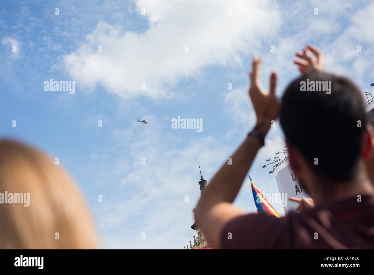 Barcelona, Spanien. 2. Okt 2017. Katalonien Referendum. Nationalistische Mann seine Hände in protestieren, wenn die nationale Polizei Hubschrauber fliegt in der Nähe der Protest in Barcelona am 2. Oktober 2017 Baglietto/Alamy Live News Credit: David Ortega Baglietto/Alamy leben Nachrichten Stockfoto