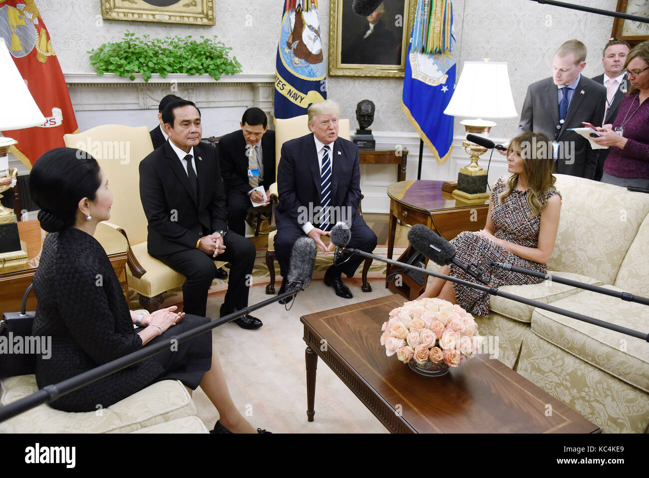 Washington, USA. 02 Okt, 2017. Präsidenten der Vereinigten Staaten Donald J. Trumpf und die erste Dame Melania Trump willkommen Premierminister Prayut Chan-o-cha und Frau Chan-o-Cha von Thailand im Oval Office des Weißen Hauses in Washington, DC, 2. Oktober 2017. Credit: Olivier Douliery/Pool über CNP - KEINE LEITUNG SERVICE-Credit: Olivier Douliery/Konsolidierte/dpa/Alamy leben Nachrichten Stockfoto