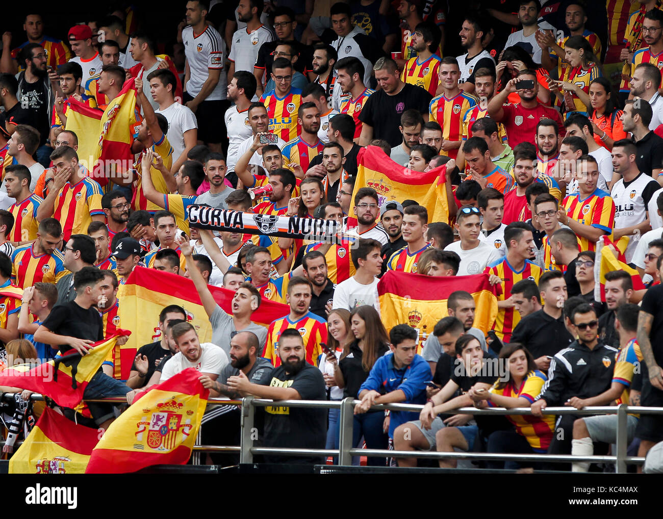 Valencia, Spanien. 01 Okt, 2017. Valencias fans Ultras "Curva Nord" während der spanischen La Liga Match zwischen Valencia CF vs Athletic Club de Bilbao im Stadium Mestalla am 01. Oktober 2017. Credit: Gtres Información más Comuniación auf Linie, S.L./Alamy leben Nachrichten Stockfoto