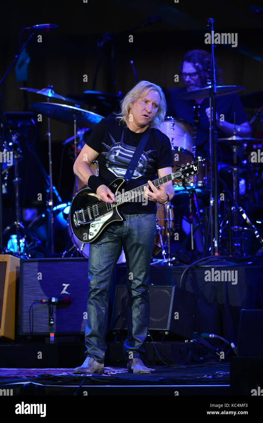 West Palm Beach, FL, USA. 05 Mai, 2017. Joe Walsh, der während Tom Petty und den Heartbreakers 40. Jahrestag Tour an Die perfekte Wodka Amphitheater am 05 Mai, 2017 in West Palm Beach, Florida. Quelle: MPI 10/Media Punch/Alamy leben Nachrichten Stockfoto