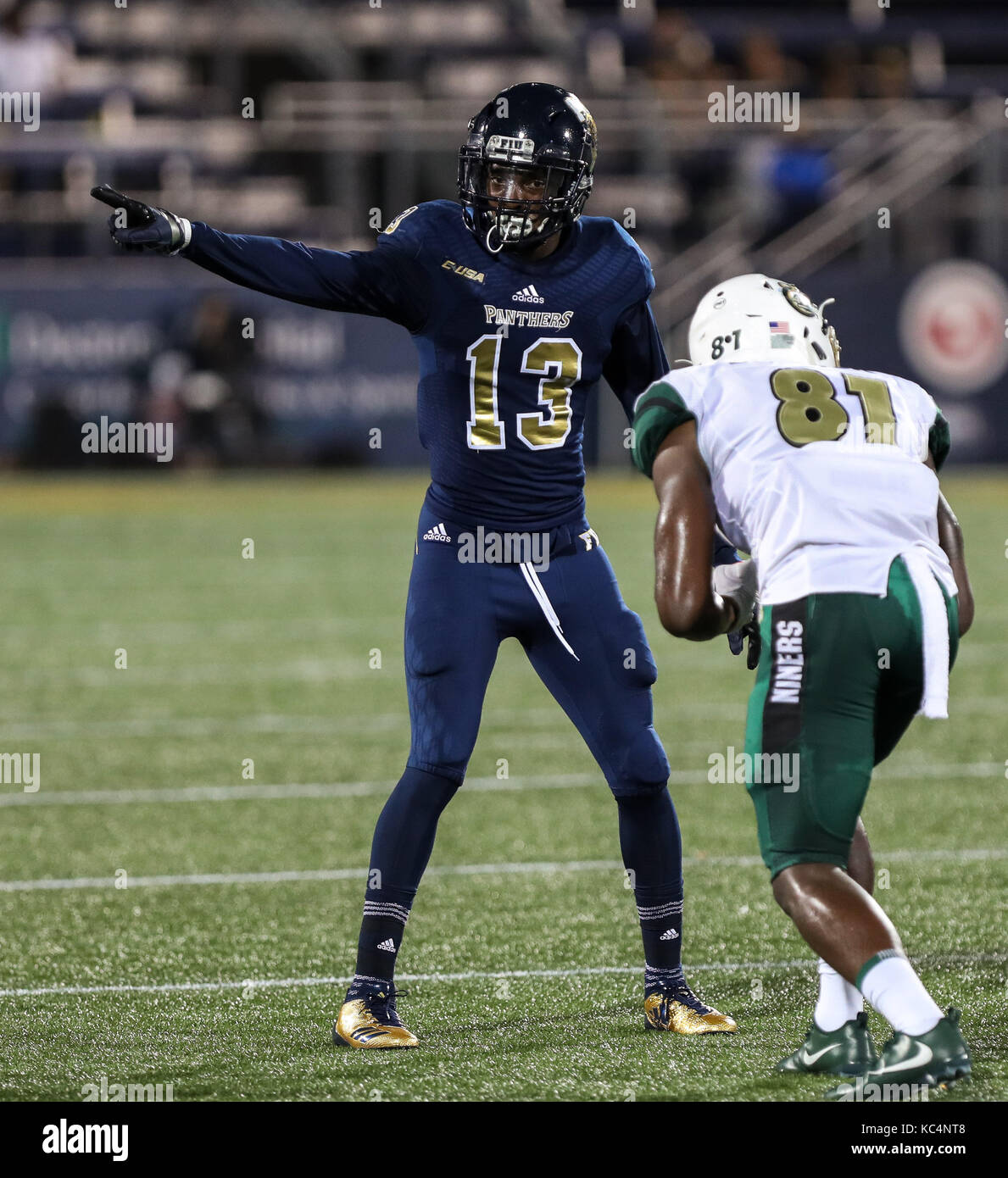Miami, Florida, USA. 30 Sep, 2017. FIU Leoparden cornerback Jesaja Braun (13), die in Aktion während der NCAA Football Spiel zwischen der Charlotte 49ers und der FIU Leoparden in Riccardo Silva Stadion in Miami, Florida. Die FIU Leoparden gewannen 30-29. Mario Houben/CSM/Alamy leben Nachrichten Stockfoto