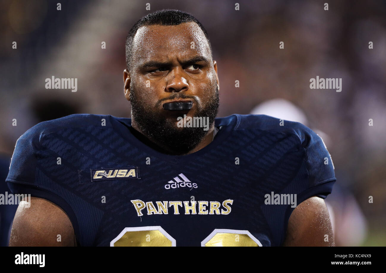 Miami, Florida, USA. 30 Sep, 2017. FIU Leoparden Offensive Lineman Chris Miller (69) schaut auf während der NCAA Football Spiel zwischen der Charlotte 49ers und der FIU Leoparden in Riccardo Silva Stadion in Miami, Florida. Die FIU Leoparden gewannen 30-29. Mario Houben/CSM/Alamy leben Nachrichten Stockfoto