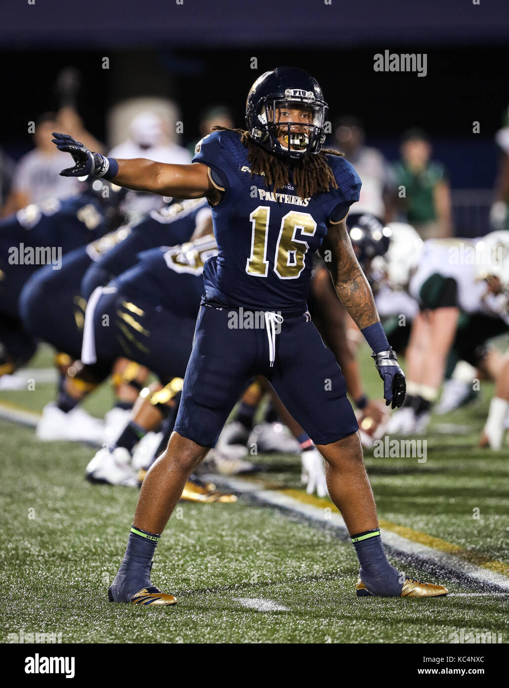 Miami, Florida, USA. 30 Sep, 2017. FIU Leoparden wide receiver Tony Manschette IV (16) Erhält Anweisungen während der NCAA Football Spiel zwischen der Charlotte 49ers und der FIU Leoparden in Riccardo Silva Stadion in Miami, Florida. Die FIU Leoparden gewannen 30-29. Mario Houben/CSM/Alamy leben Nachrichten Stockfoto