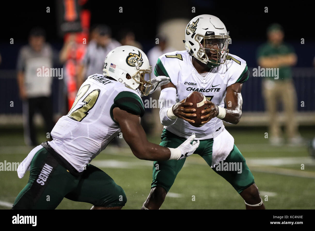 Miami, Florida, USA. 30 Sep, 2017. Charlotte 49ers quarterback Hasaan Klugh (7), rechts, liefert die Kugel zu Charlotte 49ers zurück läuft Benny LeMay (32), Links, während der NCAA Football Spiel zwischen der Charlotte 49ers und der FIU Leoparden in Riccardo Silva Stadion in Miami, Florida. Die FIU Leoparden gewannen 30-29. Mario Houben/CSM/Alamy leben Nachrichten Stockfoto