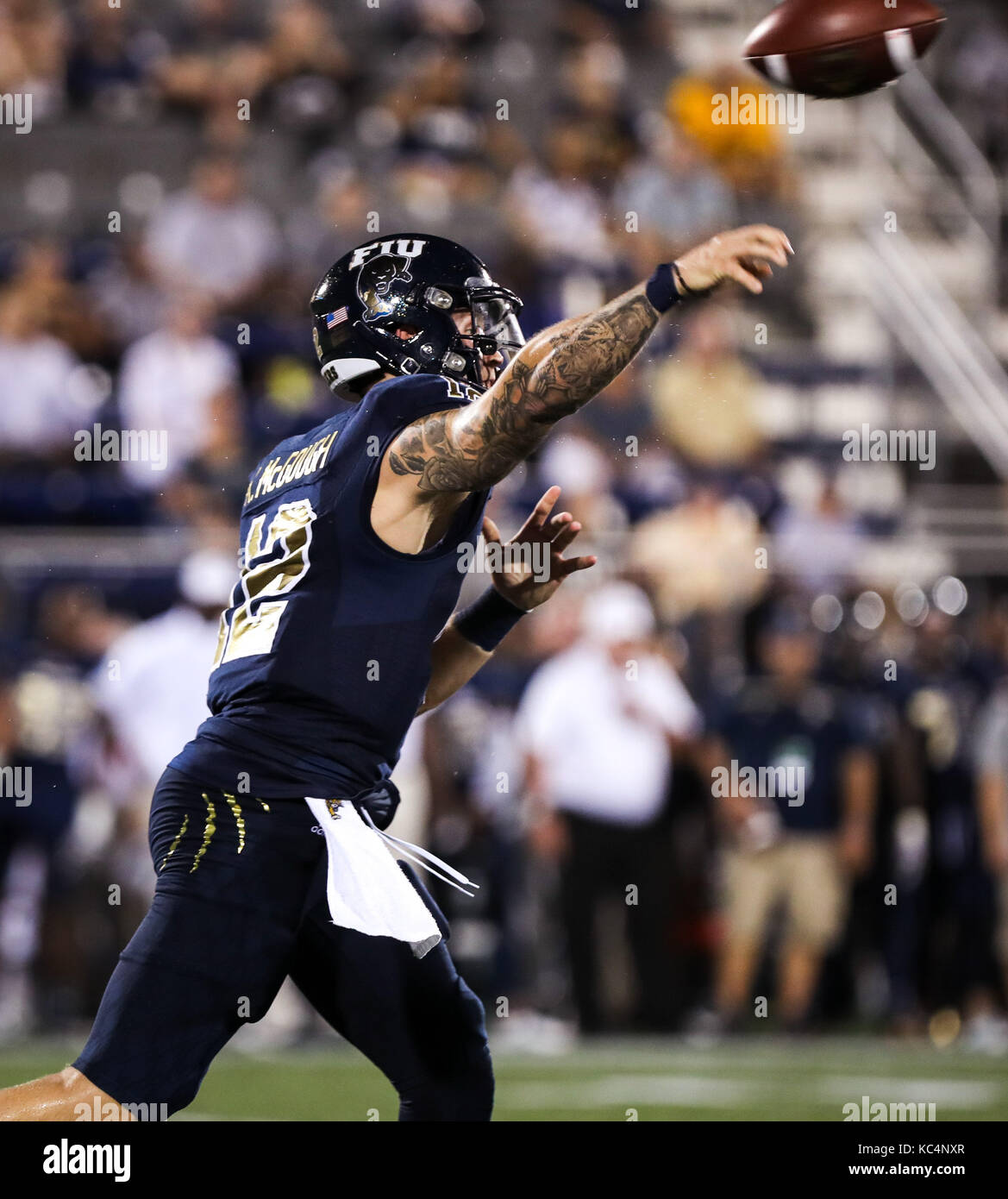 Miami, Florida, USA. 30 Sep, 2017. FIU Panthers Quarterback Alex Wulf (12) löst einen Pass während der NCAA Football Spiel zwischen der Charlotte 49ers und der FIU Leoparden in Riccardo Silva Stadion in Miami, Florida. Die FIU Leoparden gewannen 30-29. Mario Houben/CSM/Alamy leben Nachrichten Stockfoto