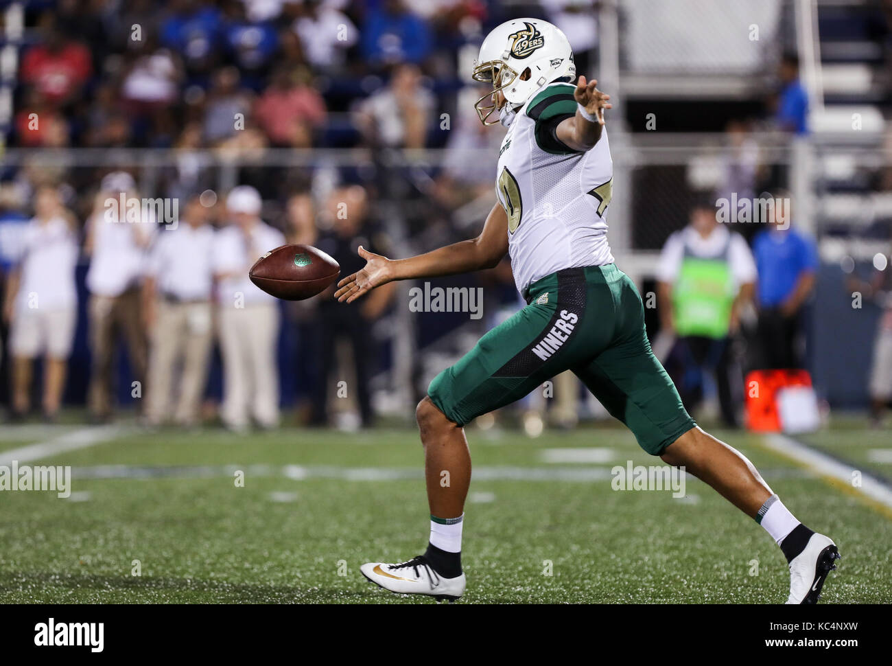Miami, Florida, USA. 30 Sep, 2017. Charlotte 49ers defensive lineman Tommy Arzt (90) tritt die während der NCAA Football Spiel zwischen der Charlotte 49ers und der FIU Leoparden in Riccardo Silva Stadion in Miami, Florida. Die FIU Leoparden gewannen 30-29. Mario Houben/CSM/Alamy leben Nachrichten Stockfoto